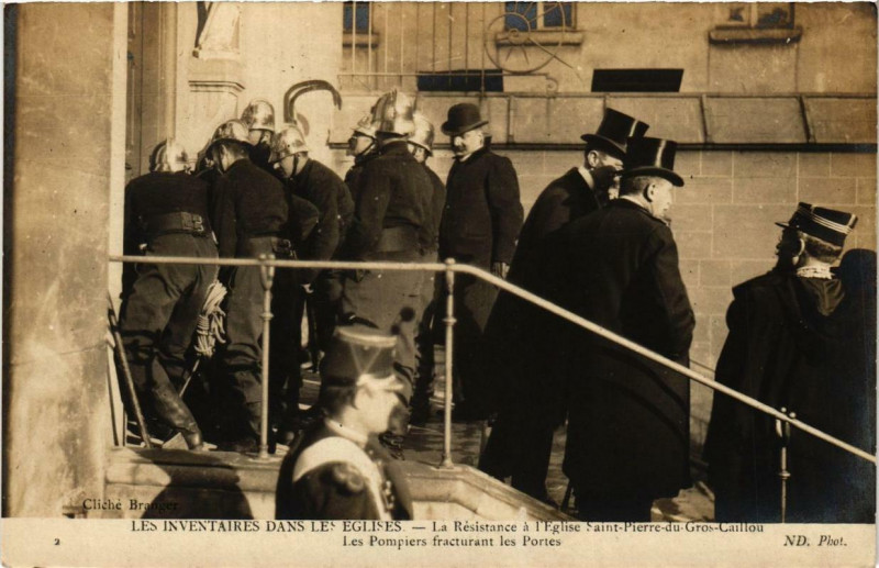 Carte postale ancienne Les Inventaires dans les Eglises - La Résistance à l'Eglise Saint-Pierre-du-Gros-Caillou - Les Pompiers fracturant les Portes à Paris 7e