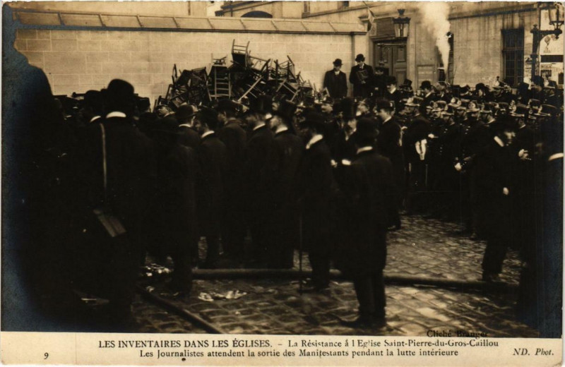 Carte postale ancienne Paris Résistance Eglise Saint-Pierre-du-Gros-Caillou Journalistes à Paris