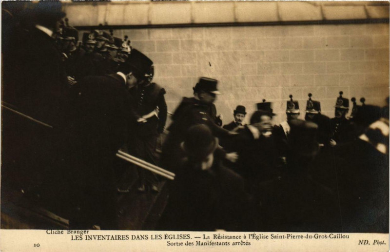 Carte postale ancienne Paris Résistance a l'Eglise Saint-Pierre-du-Gros-Caillou Sortie à Paris