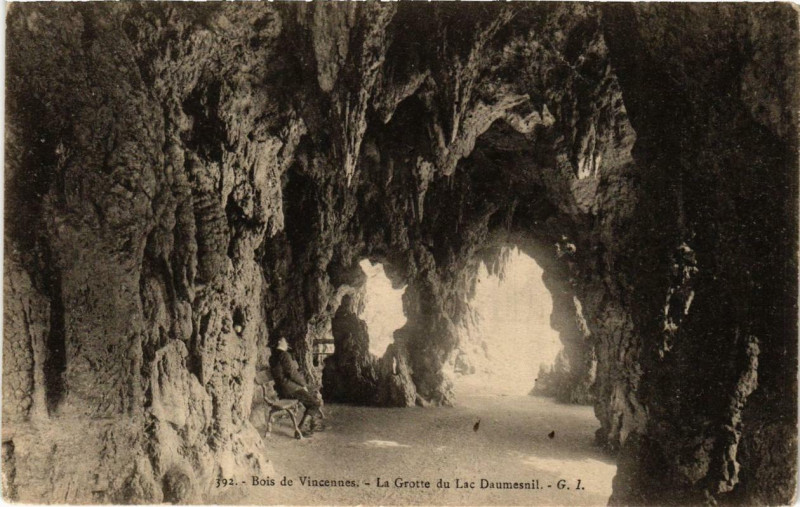 Carte postale ancienne Paris 12e Bois de Vincennes La Grotte du Lac Daumesnil à Paris 12e