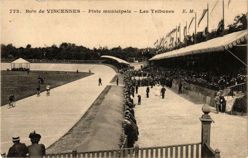 Carte postale ancienne Paris 12e Bois de Vincennes Piste municipale Les Tribunes à Paris 12e