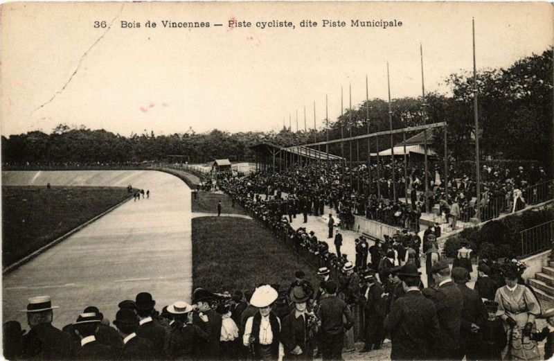Carte postale ancienne Paris 12e Bois de Vincennes Piste cycliste à Paris 12e