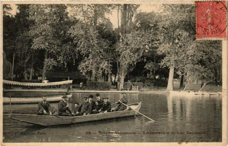 Carte postale ancienne Paris 12e Bois de Vincennes Embarcadere du Lac Daumesnil à Paris 12e