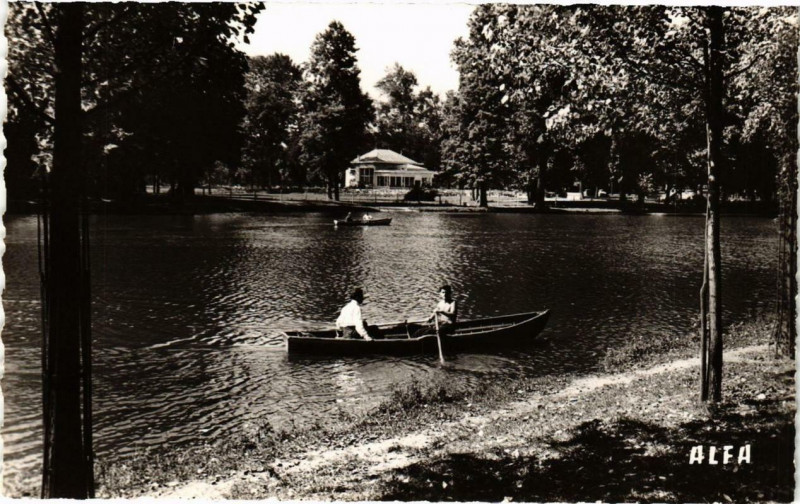 Carte postale ancienne Paris 12e Le Bois de Vincennes Promenade sur le Lac à Paris 12e