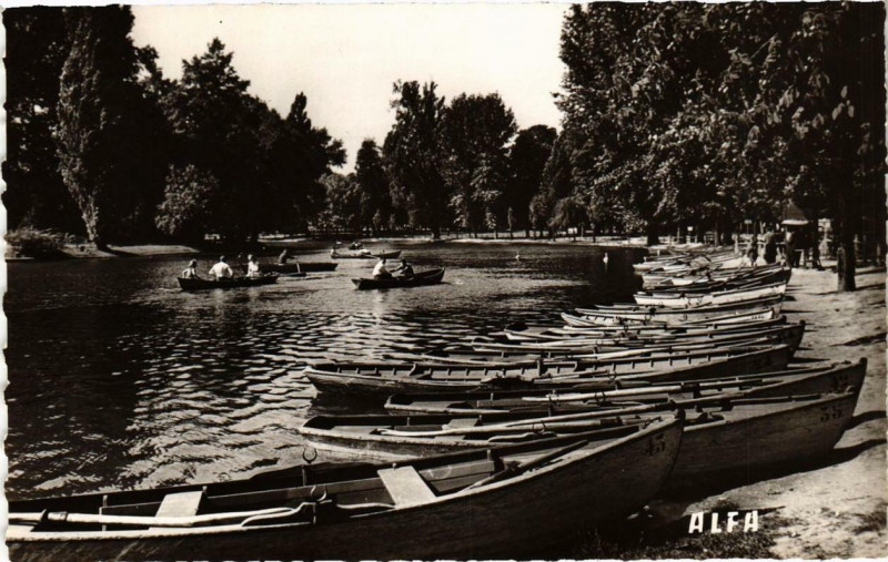 Carte postale ancienne Paris 12e Le Bois de Vincennes à Paris 12e