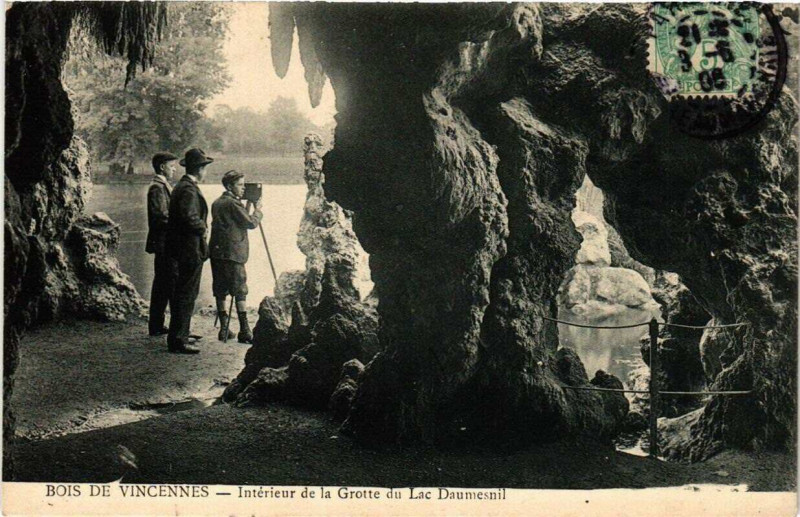 Carte postale ancienne Bois de Vincennes - Intérieur de la Grotte du Lac Daumesnil à Paris 12e