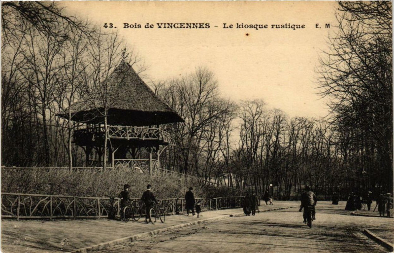 Carte postale ancienne Paris 12e Bois de Vincennes Le kiosque rustique à Paris 12e