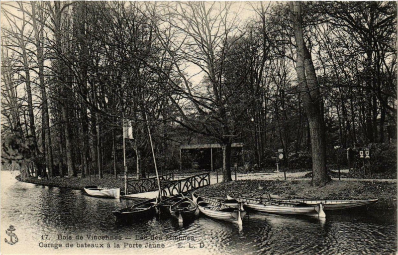 Carte postale ancienne Bois de Vincennes - Lac des Minimes - Garage de bateaux à la Porte Jaune à Paris