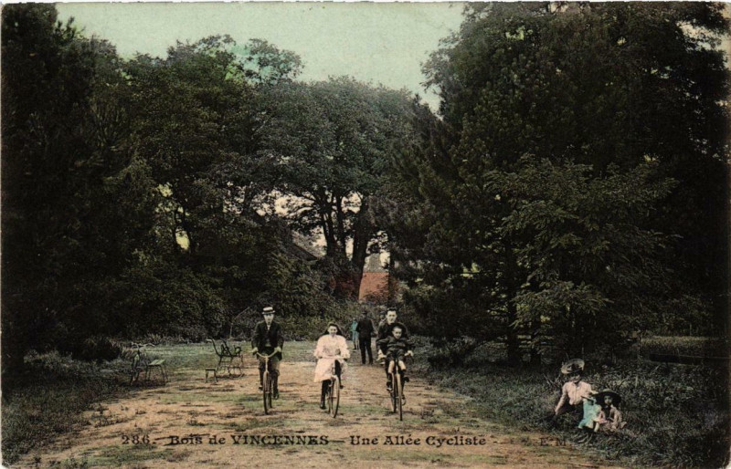 Carte postale ancienne Paris 12e Bois de Vincennes Une Allée cycliste à Paris 12e