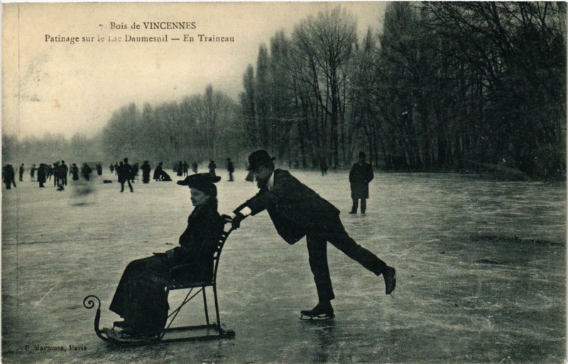 Carte postale ancienne Paris 12e Bois de Vincennes Patinage sur le Lac Daumesnil à Paris 12e