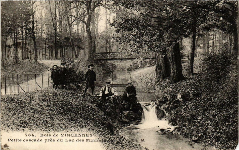 Carte postale ancienne Paris 12e Bois de Vincennes Petite cascade pres du Lac des Minimes à Paris 12e