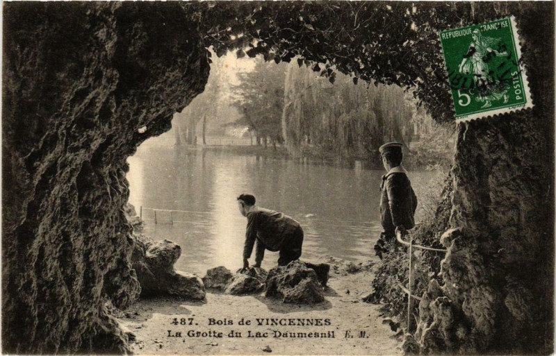 Carte postale ancienne Paris 12e Bois de Vincennes La Grotte du Lac Daumesnil à Paris 12e