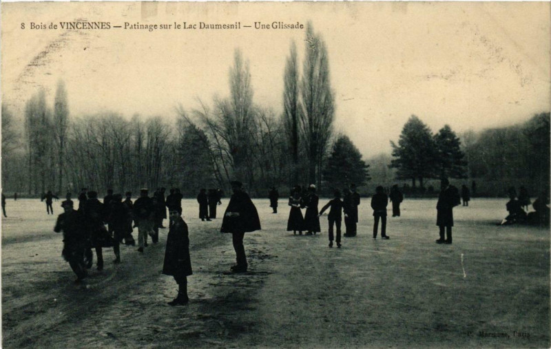 Carte postale ancienne Paris 12e Bois de Vincennes Patinage sur le Lac Daumesnil à Paris 12e