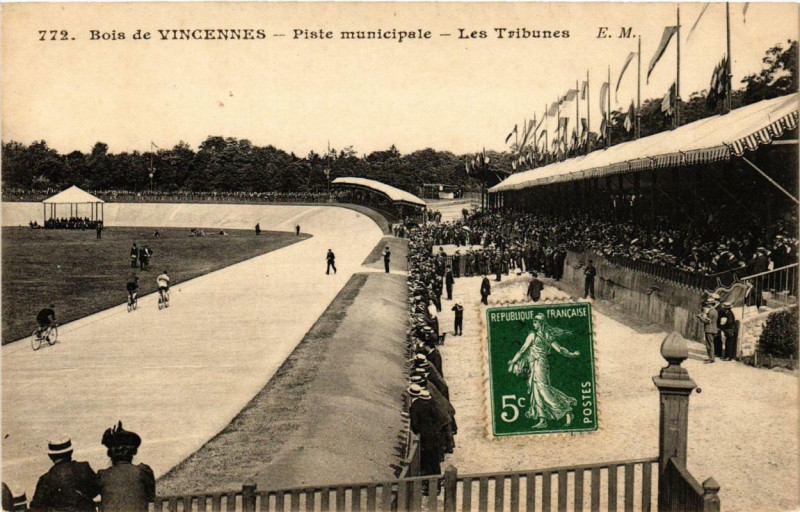 Carte postale ancienne Paris 12e Bois de Vincennes Piste municipale Les Tribunes à Paris 12e