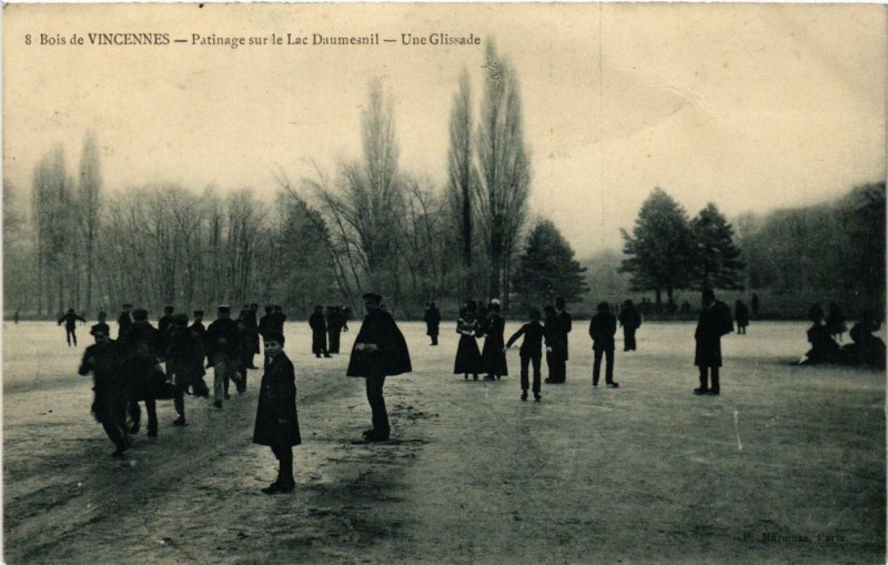 Carte postale ancienne Paris 12e Bois de Vincennes Patinage sur le Lac Daumesnil à Paris 12e