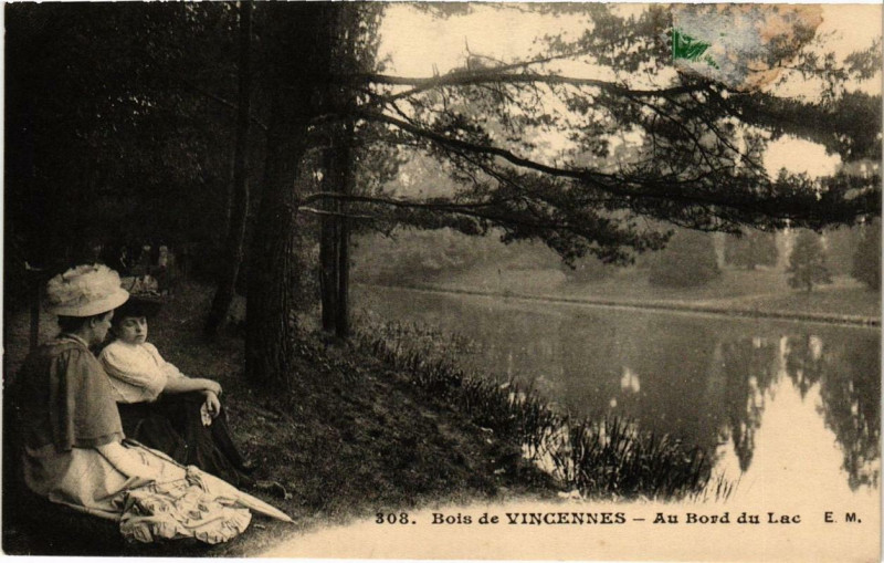 Carte postale ancienne Paris 12e Bois de Vincennes Au Bord du Lac à Paris 12e