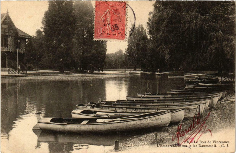 Carte postale ancienne Paris 12e Le Bois de Vincennes L'Embarcadere sur le Lac Daumesnil à Paris 12e
