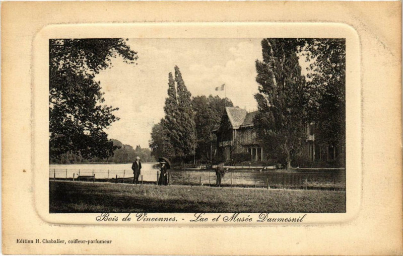 Carte postale ancienne Paris 12e Bois de Vincennes Lac et Musée Daumesnil à Paris 12e