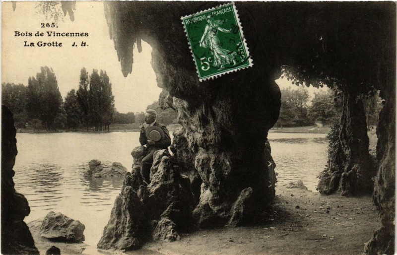Carte postale ancienne Paris 12e Bois de Vincennes La Grotte à Paris 12e