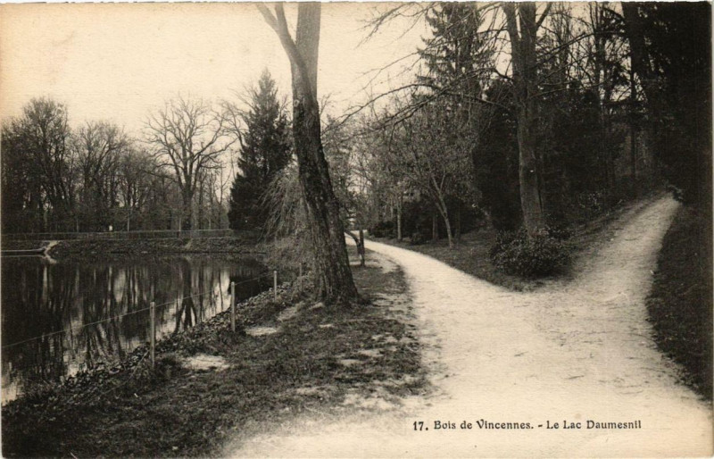 Carte postale ancienne Paris 12e Bois de Vincennes Le Lac Daumesnil à Paris 12e