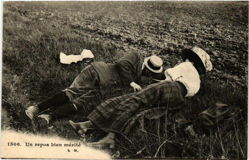 Carte postale ancienne Paris 12e Un repos bien merité à Paris 12e