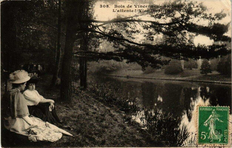 Carte postale ancienne Paris 12e Bois de Vincennes Au Bord du Lac à Paris 12e