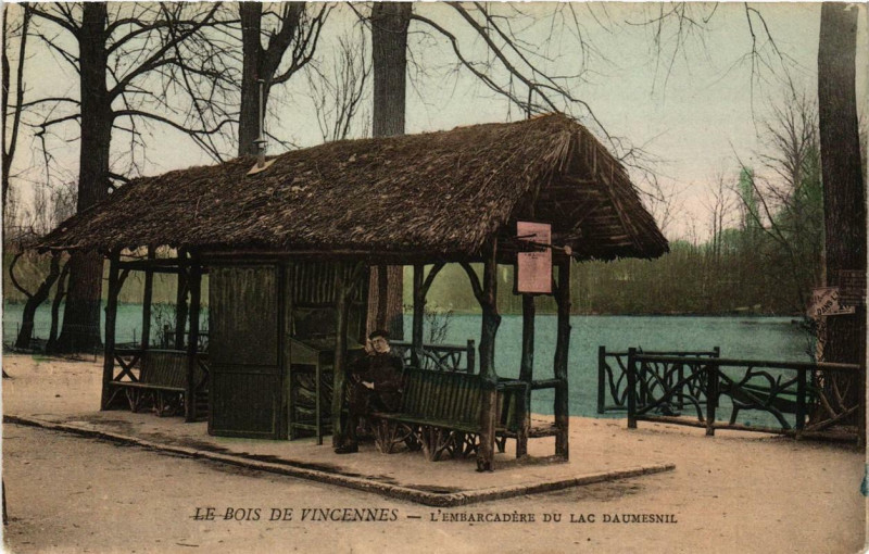 Carte postale ancienne Le Bois de Vincennes - L'Embarcadère du Lac Daumesnil à Paris 12e