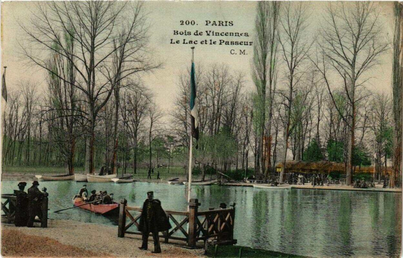 Carte postale ancienne Paris 12e Bois de Vincennes Le Lac et le Passeur à Paris 12e