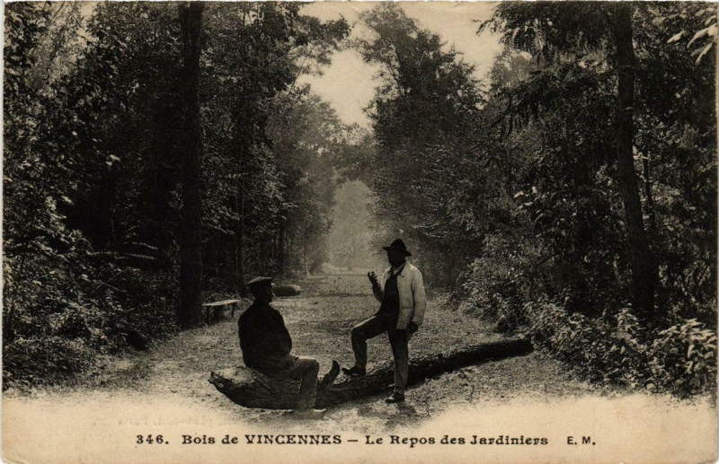 Carte postale ancienne Paris 12e Bois de Vincennes le repos des Jardiniers à Paris 12e