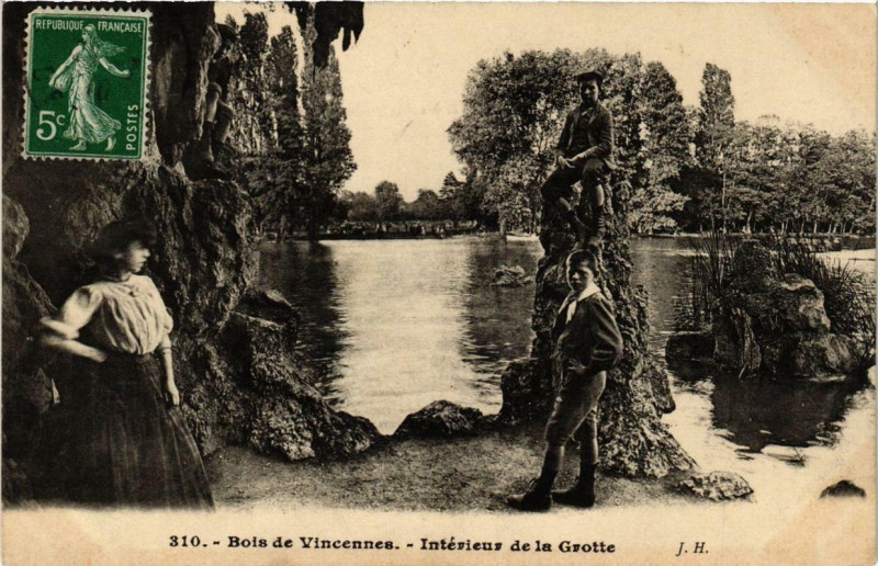 Carte postale ancienne Paris 12e Bois de Vincennes Intérieur de la Grotte à Paris 12e
