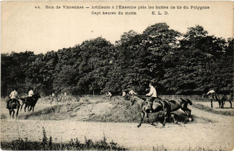 Carte postale ancienne Paris 12e Bois de Vincennes Artilleurs a l'exercice à Paris 12e