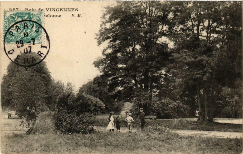 Carte postale ancienne Paris 12e Bois de Vincennes Pelouse à Paris 12e