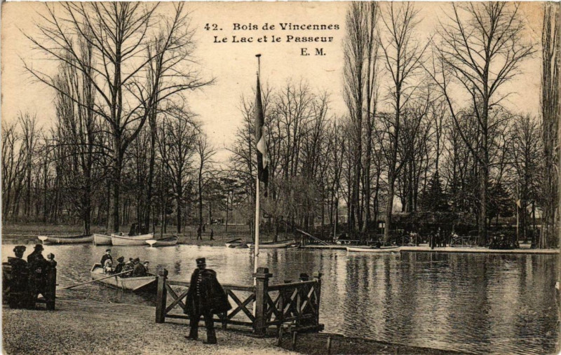 Carte postale ancienne Paris 12e Bois de Vincennes Le Lac et le Passeur à Paris 12e