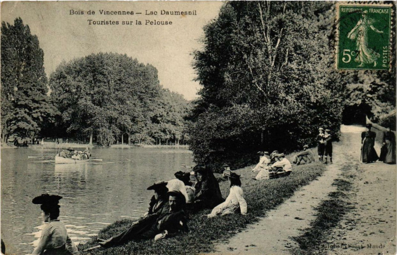 Carte postale ancienne Bois de Vincennes - Lac Daumesnil - Touristes sur la Pelouse à Paris 12e