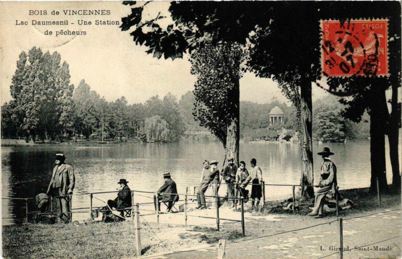 Carte postale ancienne Paris 12e Bois de Vincennes Lac Daumesnil Une station à Paris 12e