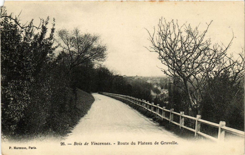 Carte postale ancienne Paris 12e Bois de Vincennes Route du Plateau de Gravelle à Paris 12e