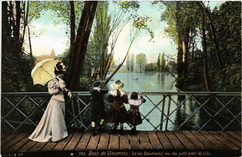 Carte postale ancienne Paris 12e Bois de Vincennes Lac Daumesnil du Petit pont de l'Ile à Paris 12e