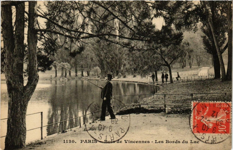 Carte postale ancienne Paris 12e Bois de Vincennes Les Bords du Lac à Paris 12e