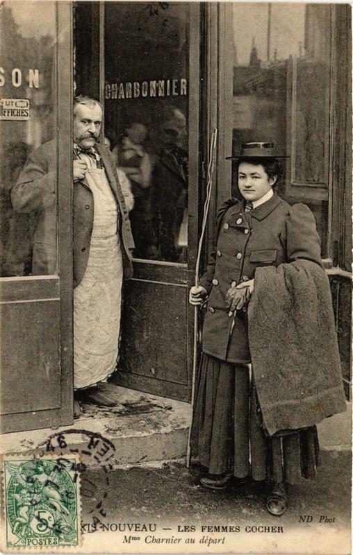 Carte postale ancienne Paris Nouveau Les Femmes Cocher. Mme Charnier au départ à Paris