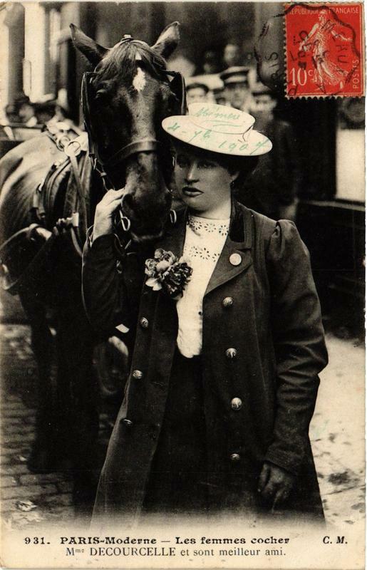 Carte postale ancienne Paris Moderne Les Femmes Cocher. Mme Decourcelle à Paris