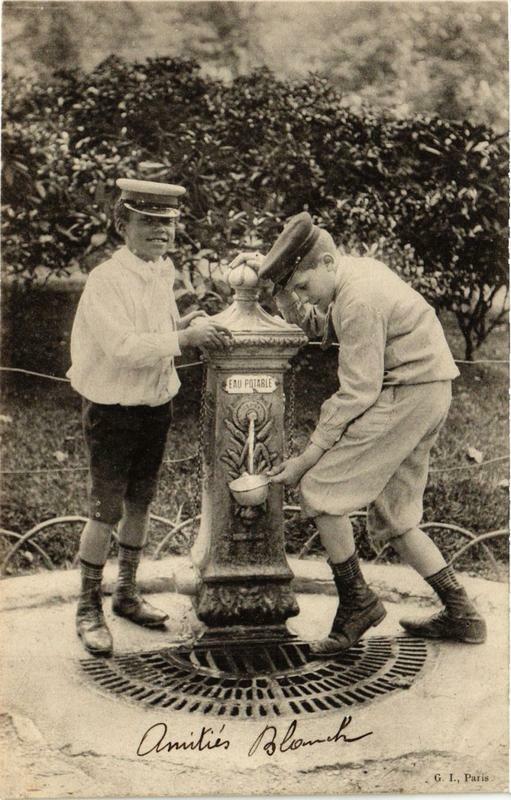 Carte postale ancienne Paris les enfants dans les Bois à Paris
