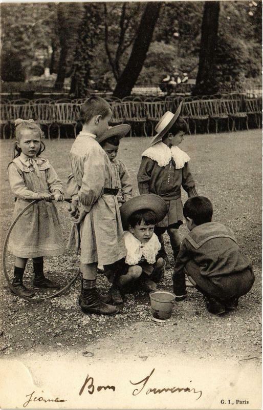 Carte postale ancienne Paris les enfants dans les Bois à Paris