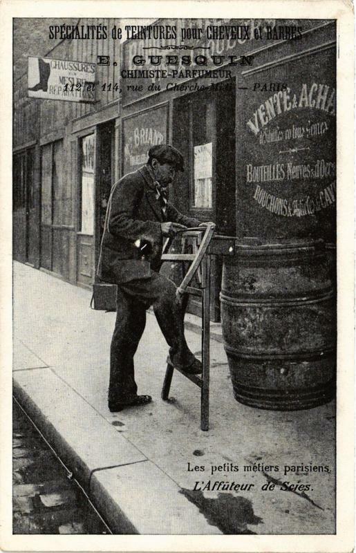Carte postale ancienne Paris Les Petits métiers parisiens. L'Affluteur de Scies à Paris
