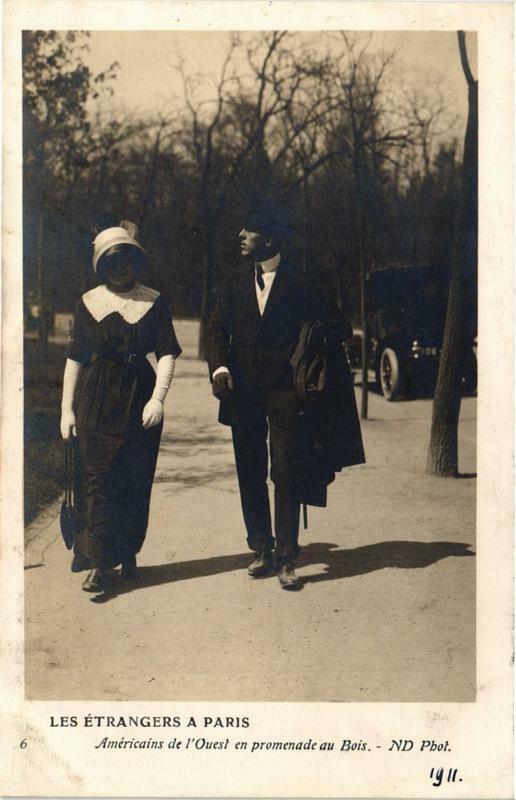 Carte postale ancienne Les Etrangers a Paris fashion Américains de l'Ouest à Paris