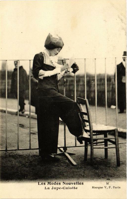 Carte postale ancienne Paris Les Modes Nouvelles La Jupe-Culotte à Paris