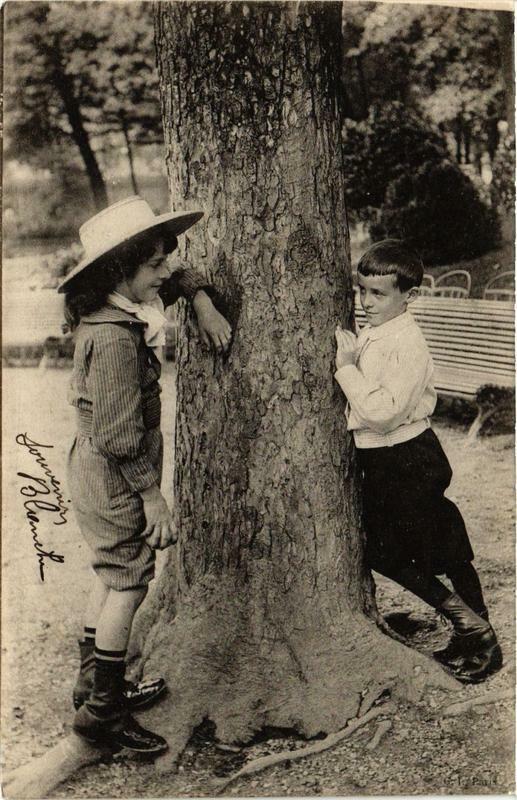 Carte postale ancienne Paris les enfants dans les Bois à Paris