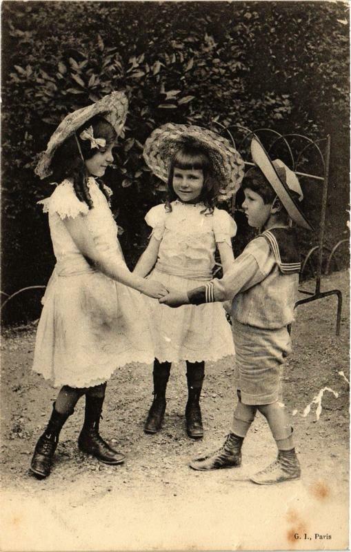 Carte postale ancienne Paris les enfants dans les Bois à Paris