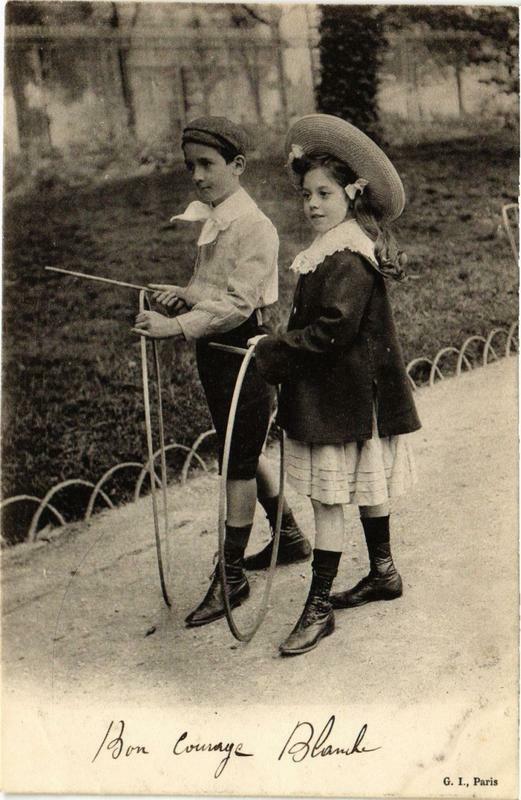Carte postale ancienne Paris les enfants dans les Bois à Paris