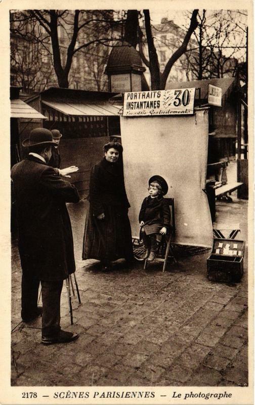Carte postale ancienne Paris Scenes Parisiennes. Le photographe à Paris