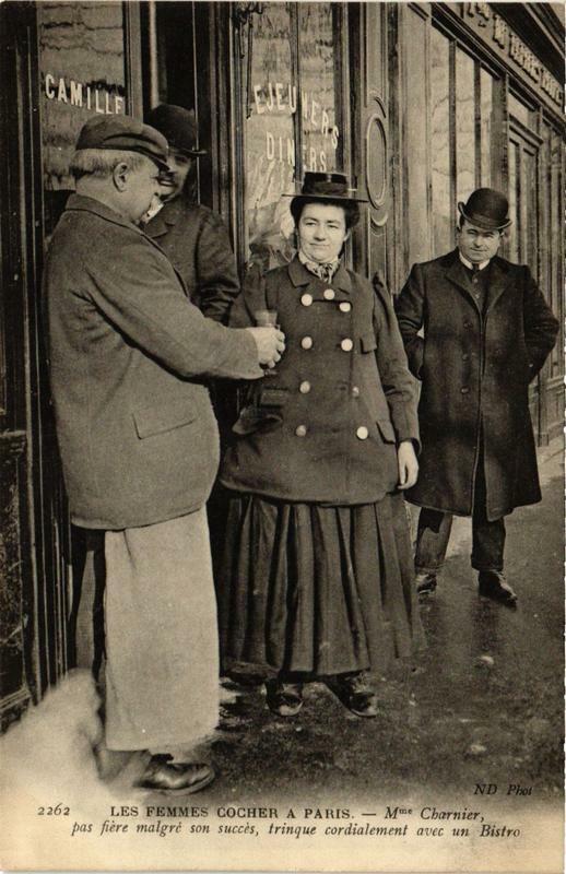 Carte postale ancienne Paris Les Femmes Cocher. Mme Charnier avec un Bistro à Paris